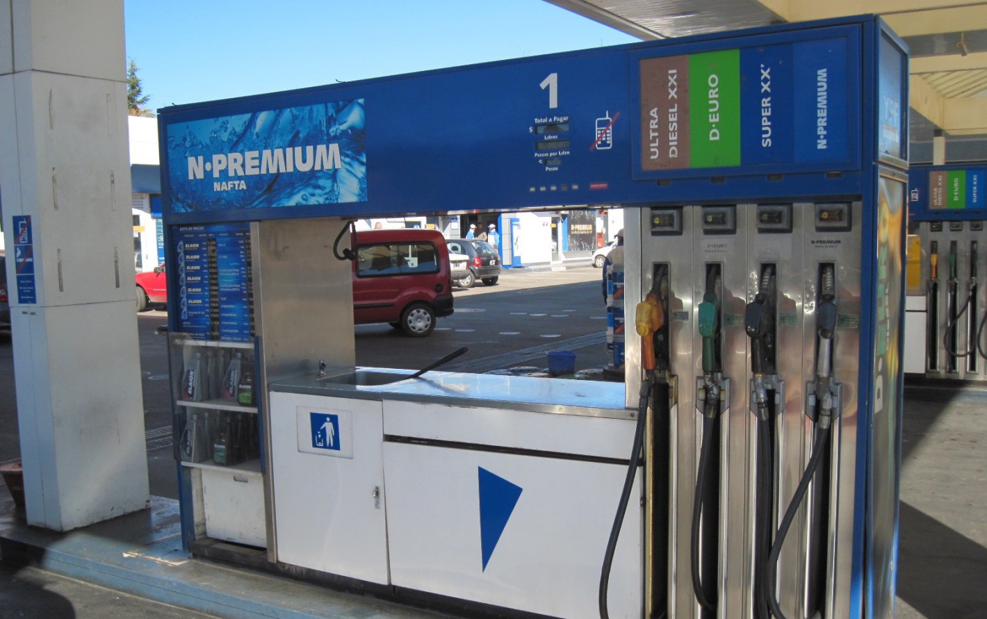 Sigue la «revolución de la alegría»…. Habrá nueva suba de combustibles: la nafta premium costará más de 40 pesos