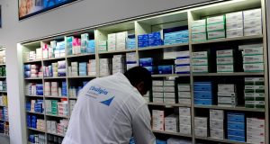 Hoy dice Clarín: Los argentinos compraron 100 mil remedios menos por día el último año y preocupa la interrupción de tratamientos