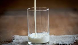 Advierten que el litro de leche podría llegar a $ 100