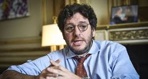 Escándalo: el video que muestra cómo la pareja de Pablo Avelluto, ministro de Macri,  desvalijó el Ministerio de Cultura