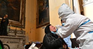 Italia rompe el techo de los 50 mil muertos por coronavirus y los médicos vuelven al dilema de a quién salvar o dejar morir