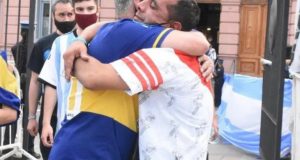 Diego nos une. Emocionante foto de un hincha de River y uno de Boca abrazados llorando