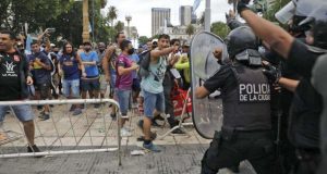 Balas de goma y gases lacrimógenos contra la gente en el velatorio de Diego. ¿Quién carajo dió la orden..??