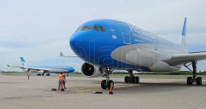 Un vuelo de Aerolíneas Argentinas parte esta tarde a Rusia a buscar las primeras dosis de las vacunas