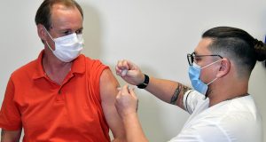 El gobernador Bordet fue vacunado con la Sputnik V