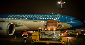 Ya está en el aire, en vuelo de regreso, el avión argentino que trae las vacunas