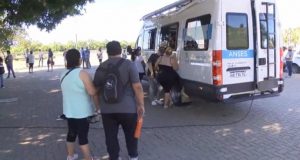 Móviles de ANSES en la costanera de Paraná