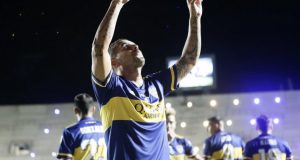 Con penales Boca le ganó a Banfield y se quedó con la Copa Maradona. El partido empezó ayer y terminó hoy lunes…
