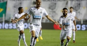 Paliza. Santos humilló a Boca en Brasil y la final de la Libertadores será brasileña
