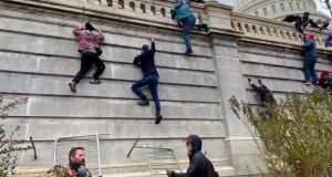 ¡Escandalo en Estados Unidos..!! Seguidores de Trump ingresaron por la fuerza en el Capitolio
