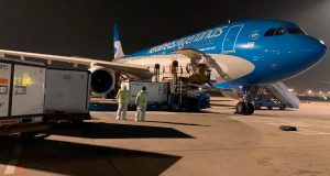 Llegó esta noche al país el vuelo con las 904 mil vacunas desde China