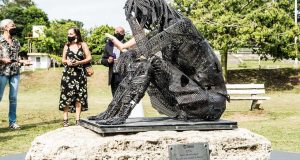 Inauguran en Paraná escultura en la Plaza de las Mujeres Entrerrianas