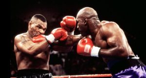 Dos leyendas otra vez frente a frente: Tyson y Holyfield vuelven a pelear en un ring