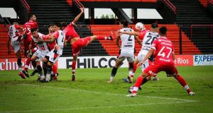 Patronato, jugando bien y con mala suerte, perdió en Paraná con Huracán. El arquero del «globo» salvó a los de Parque Patricios