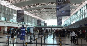 El Gobierno suspenderá a partir del sábado los vuelos desde Brasil, México y Chile