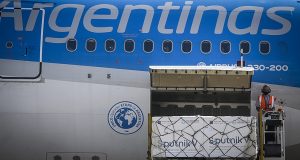 Hoy a las 3 y media de la tarde llegó el décimo vuelo de Aerolíneas Argentinas con 300 mil dosis de la vacuna Sputnik V