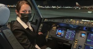 Comenzó en Moscú la carga de una nueva partida de vacunas Sputnik V para Argentina. Una mujer es la piloto que aterrizó en el lejano país
