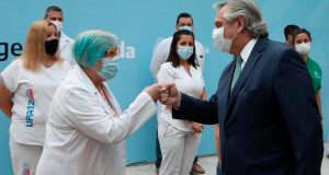 Fernández anunció un bono por 6.500 pesos para personal de salud durante tres meses