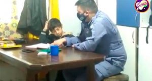 Cansada de que su hijo no hiciera la tarea le pidió ayuda a la policía. Mirá el gran gesto de los uniformados