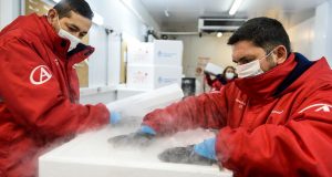 Hace minutos llegaron un millón de vacunas chinas y mañana viernes 2 de Abril viernes, más dosis desde Rusia
