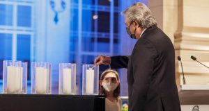 ¡Emotivo homenaje..!! Fernández: «A quienes se han ido en estos momentos dolorosos no los olvidaremos nunca»