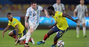 A la Selección Nacional se le escapó el triunfo en el final y empató con Colombia