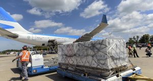 Llegó al país un avión de Aerolíneas Argentinas con el reactivo para fabricar las vacunas Sputnik. Mirá el video