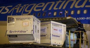 Llegó el segundo vuelo de Aerolíneas Argentinas esta tarde con más de 700 mil dosis de Sinopharm. En total 2 millones 700 mil en 48 horas