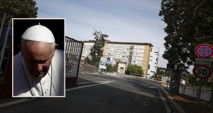 Tras ser internado, el Papa Francisco fue operado con éxito por divertículos en el colon