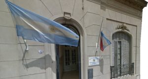 ¿Es prudente e inteligente andar «alegremente» en la calle, sin custodia, con sumas muy importantes de dinero..??