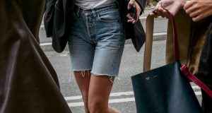 Moda Verano Mujer 2021/22: Están volviendo los pantalones de nuestra adolescencia. Los clásicos shorts vaqueros cortados