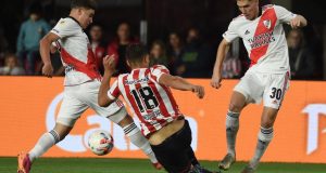 En un partidazo de ida y vuelta Estudiantes y River empataron 1 a 1 en La Plata