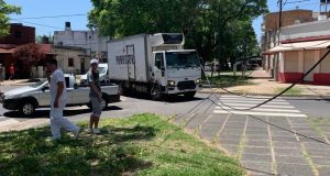 Un camión cortó cables en calle Nogoyá y provocó la caída de postes. El pésimo mantenimiento de la empresa de cable video y telefonía es responsable