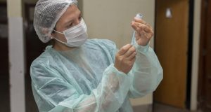 El hospital San Martín comienza a aplicar terceras dosis de vacunas Covid a inmunosuprimidos mayores de 18 años