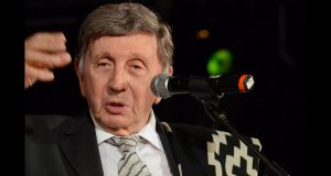 A pocas horas del cumpleaños de Luis Landriscina, es bueno escuchar una de sus obras como «Fiestas Navideñas». No te pierdas el video, y reite un poco