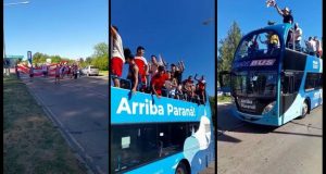 Atlético Paraná llegó hoy a la capital entrerriana y fue recibido con honores por sus hinchas luego de alcanzar la gloria del ascenso al Federal A