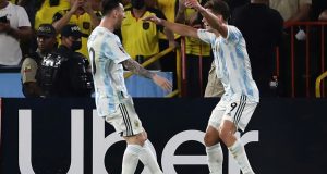 Con la complicidad del árbitro y el VAR Ecuador le empató a la Argentina que termina con invicto histórico y fue 1 a 1