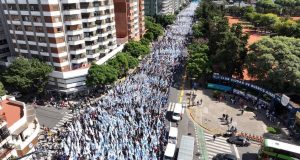 Impresionante movilización del peronismo a Plaza de Mayo por el Día de la Memoria