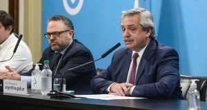 Empezó a usar la lapicera. En respaldo a Cristina Alberto Fernández le pidió la renuncia al ministro Matias Kulfas