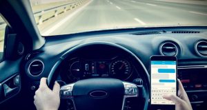 ¡Manga de inconscientes..!!! Menos de la mitad de los conductores usa cinturón en las autopistas y además mira el celular