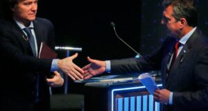 ¡No se anima a hablar..!!! Milei rompe las reglas del debate y va a leer frente a Sergio Massa