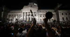 Una Navidad movilizados. Esto no es democracia: gobiernan los empresarios con un payaso y la policía.