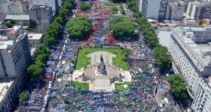 «La patria no se vende»: cientos de miles de trabajadores desbordaron el centro porteño contra las medidas de Milei