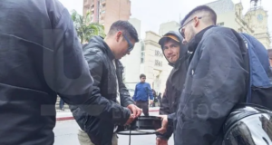 ¡No se puede creer..!!! Ya van 8 dias sin colectivos en Paraná y trabajadores de UTA se manifiestan frente al municipio hoy mártes